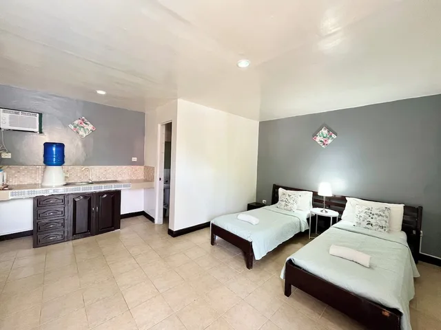 غرفة قياسية بسريرين منفصلين في الملحق، Conrada's Place Hotel And Resort 1/6