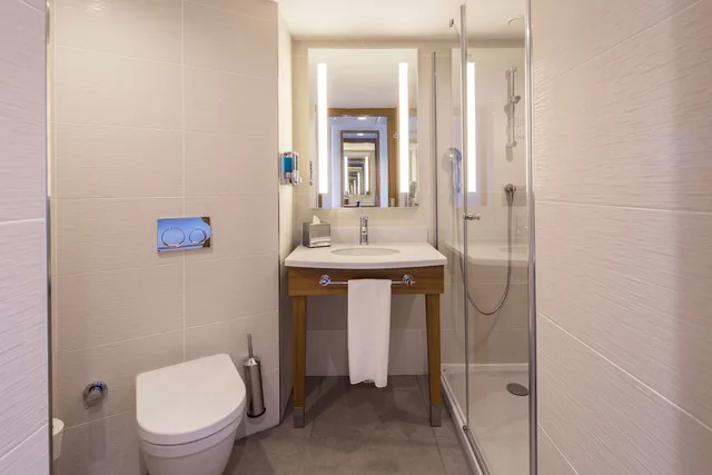 غرفة بسريرين منفصلين بشرفة للمدخنين، Hampton By Hilton Istanbul Sabiha Gokcen Airport 5/5