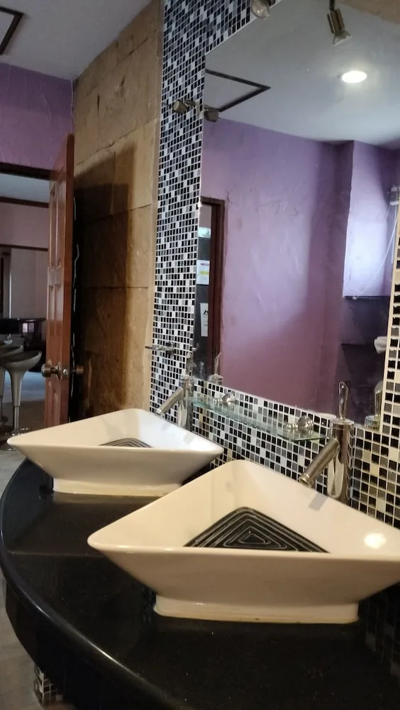 شقة بسريرين كينج بإطلالة على المسبح بشرفة بغرفتي نوم، Sai Rougn Residence 9/10