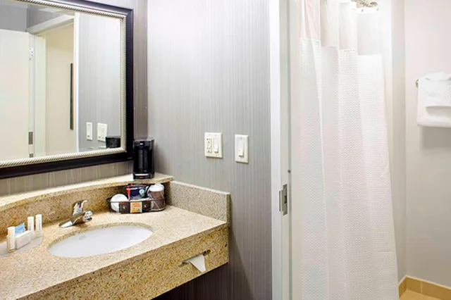 غرفة بسرير كينج مع أريكة، Courtyard Akron Stow 2/3