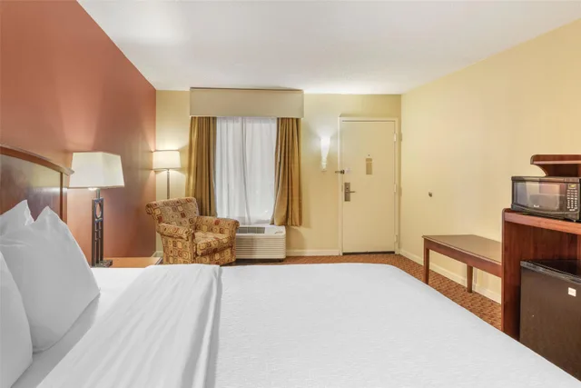 Room, King Bed, Exterior Entrance, Smoking، Best Western Hickory 1/9
