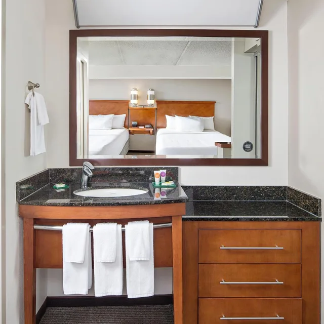 غرفة بسرير كينج مع أريكة في طابق مرتفع، Hyatt Place Dallas/Plano 2/2