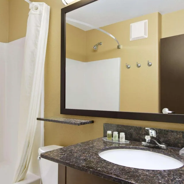 غرفة بسريرين كوين بحوض استحمام لذوي الإعاقة، Microtel Inn and Suites By Wyndham Round Rock 7/7