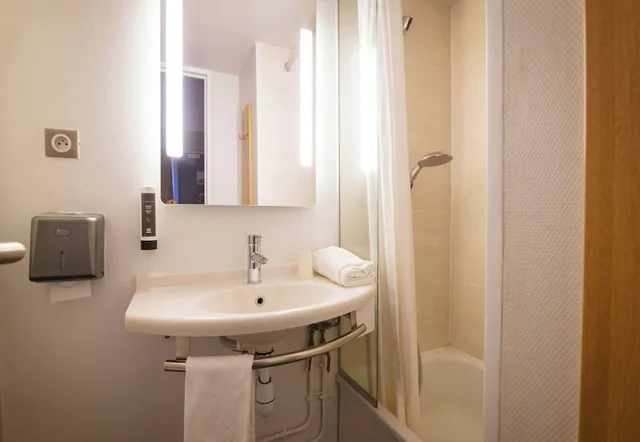 غرفة رباعية بسرير مزدوج وسريرين منفصلين، B&B HOTEL Avignon 1 7/9