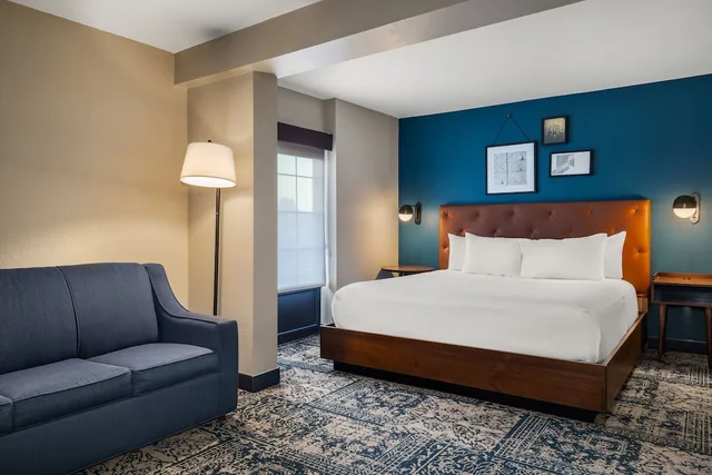 غرفة ديلوكس بسرير كينج مع أريكة، Four Points by Sheraton Greensboro Airport 1/5