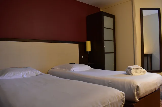 غرفة عائلية بسرير مزدوج وسريرين منفصلين، Hotel Kyriad Le Havre Nord Montivilliers 2/4