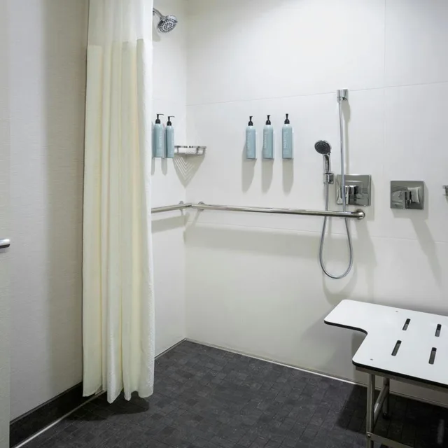 غرفة بسريرين كوين بحوض استحمام لذوي الإعاقة، Courtyard by Marriott Paramus 5/7