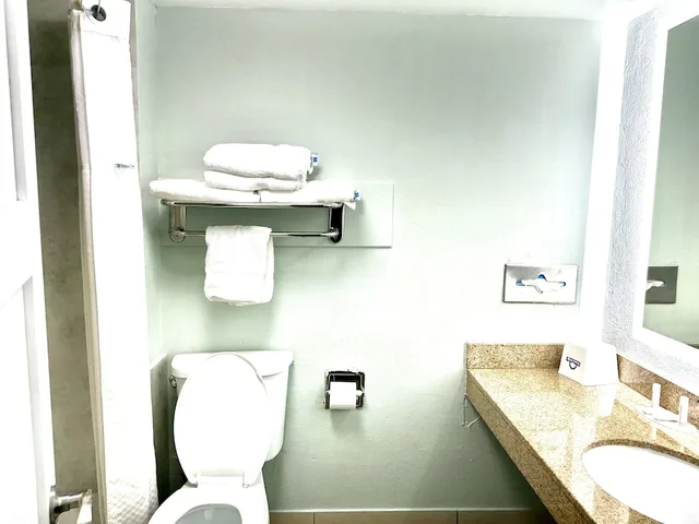 غرفة بسرير كينج وسريرين مزدوجين، Days Inn By Wyndham Pensacola - Historic Downtown 3/4