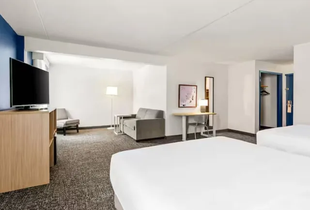 غرفة بسريرين كوين مع أريكة لذوي الإعاقة، Spark by Hilton Lexington 7/10