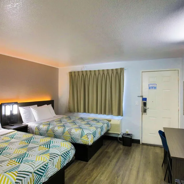 2 Queen Beds Mob Acc RI Shwr Nsmk Micfridg، Motel6 Sacramento, CA - Central 6/10