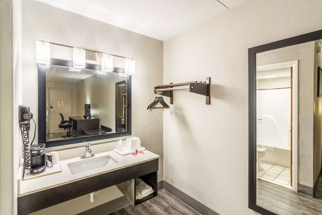 غرفة بسرير كينج، Econo Lodge Crestview South 4/4