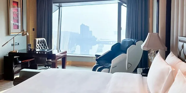 Grand, Deluxe, Double Bed, Lake View, Wanda Reign Wuhan 2/3