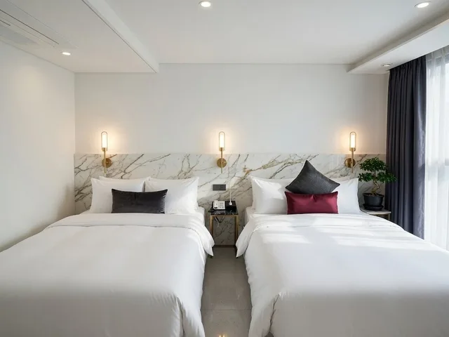 جناح ملكي بسريرين كوين مع أريكة بحوض استحمام، Hotel The May Jongno 3/10
