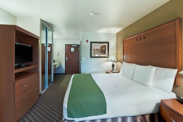 جناح استوديو بسرير كينج بإطلالة على النهر مع أريكة، Oxford Suites Yakima 1/3