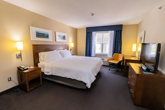 جناح بسرير كينج بحوض جاكوزي، Deer Lake Horizon Hotel, BW Signature Collection 3/5