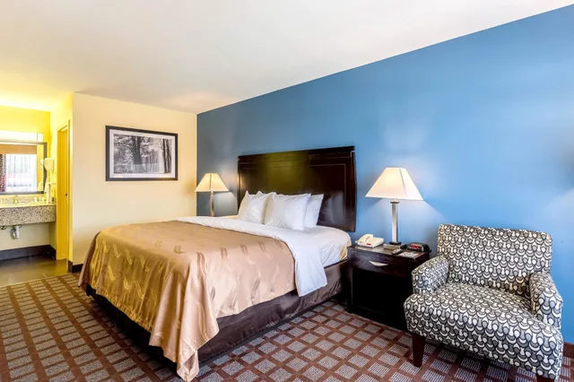 غرفة تنفيذية بسرير كينج، Quality Inn and Suites Baton Rouge West Port Allen 4/8