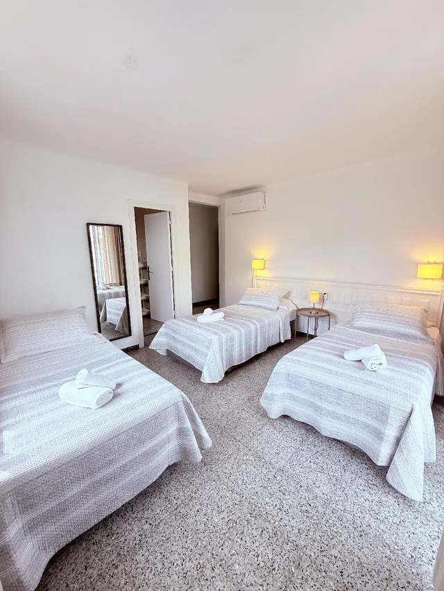 غرفة قياسية ثلاثية، L'illa Hotel 1/2