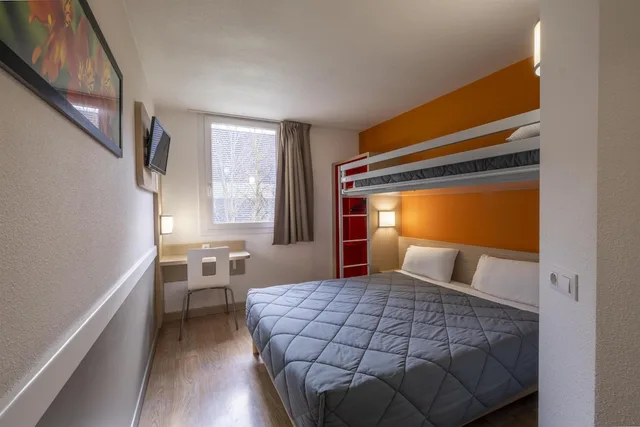 غرفة قياسية بسرير مزدوج وسرير فردي، PREMIERE CLASSE HOTEL ROISSY - AEROPORT CDG - LE MESNIL AMELOT 2/7