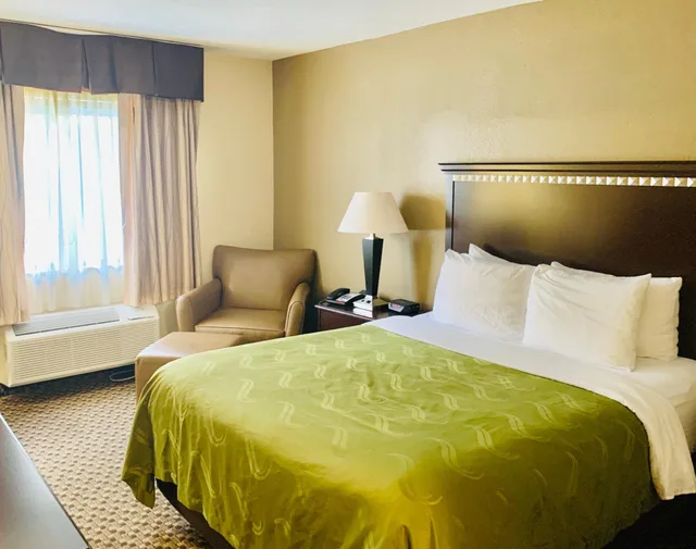 غرفة بسرير كينج، Quality Inn Macomb Near University Area 1/2