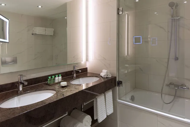 جناح بسريرين مزدوجين بإطلالة على المدينة بغرفتي نوم، Renaissance Hamburg Hotel 6/7
