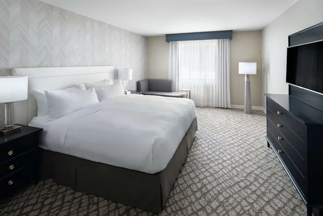 جناح بسرير كينج بإطلالة على الفناء بمنطقة جلوس، DoubleTree Suites by Hilton Charlotte SouthPark 1/6
