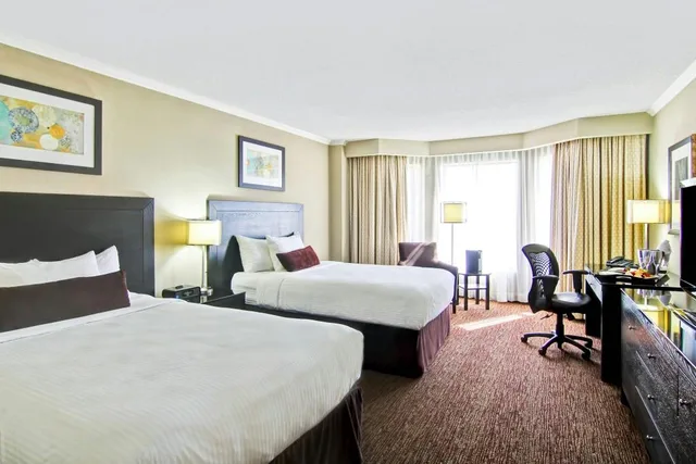 غرفة ديلوكس بسريرين مزدوجين في طابق مرتفع، Delta Hotels By Marriott Toronto East 1/2
