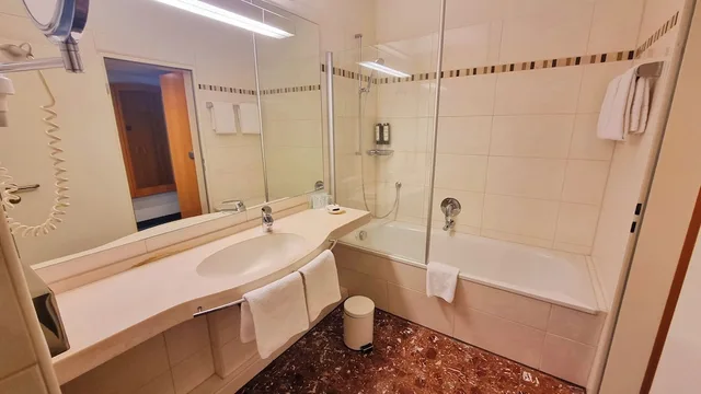 غرفة بسرير مزدوج مع أريكة، Hotel Panorama Hamburg-Harburg 7/7