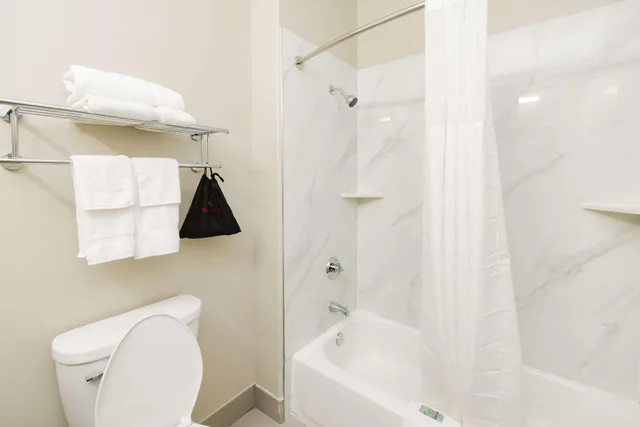 غرفة بسرير كينج، SureStay Studio by Best Western Conroe Downtown 7/7