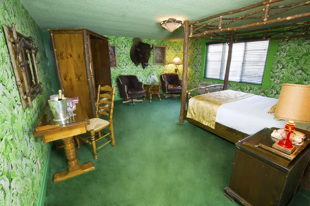 غرفة بسرير كوين، Madonna Inn 1/2