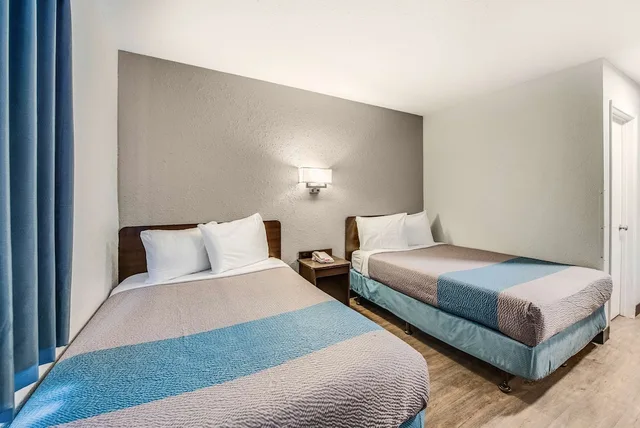 غرفة ديلوكس بسريرين مزدوجين، Motel6 Fort Wayne, IN 3/10