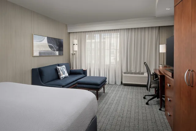 غرفة بسرير كينج مع أريكة، Courtyard Seattle Kirkland 2/8