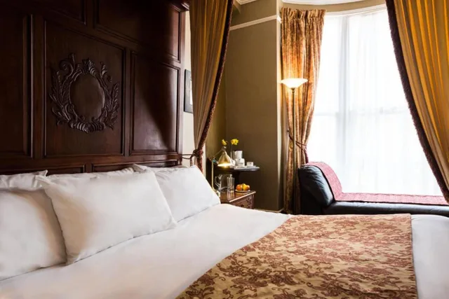 Room, King Bed, Paskins Brighton 2/4