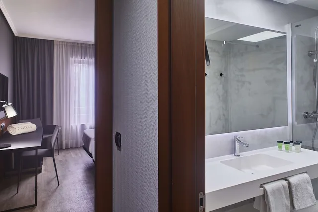 غرفة قياسية مفردة بسرير كينج، Silken Amara Plaza 2/3