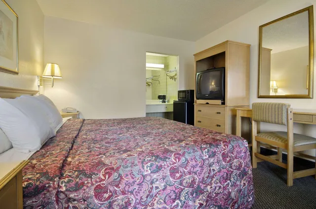 غرفة بسرير كينج، Days Inn & Suites by Wyndham Mobile 1/2