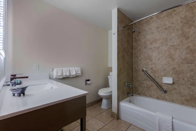 جناح بسريرين كوين، Best Western Red Hills 8/9