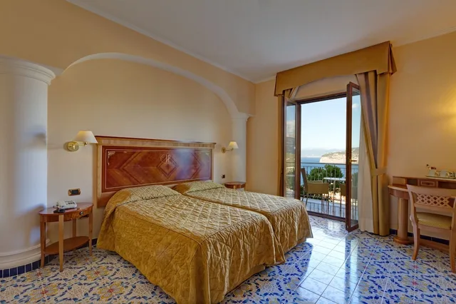 غرفة سوبيريور بسريرين منفصلين بإطلالة على البحر بشرفة، Grand Hotel President 1/3