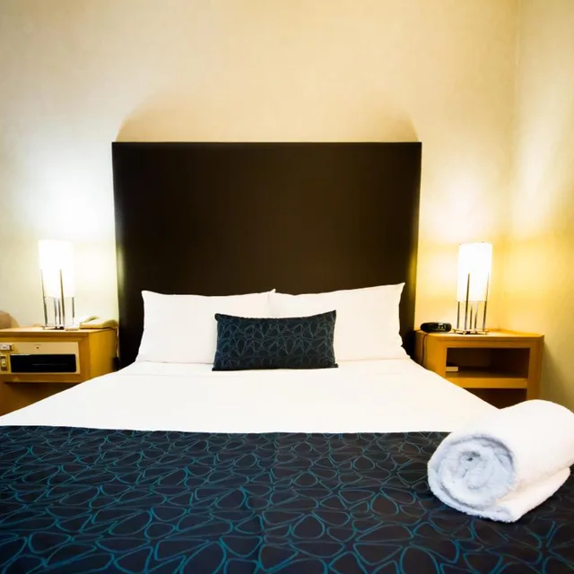 غرفة تنفيذية، Sandown Regency 5/10
