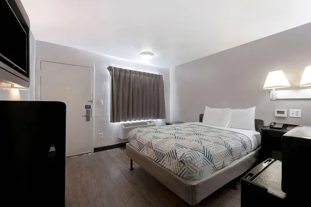1 Full Bed ADA/Tub/Micfridge، Motel6 San Antonio, TX - West SeaWorld 4/10