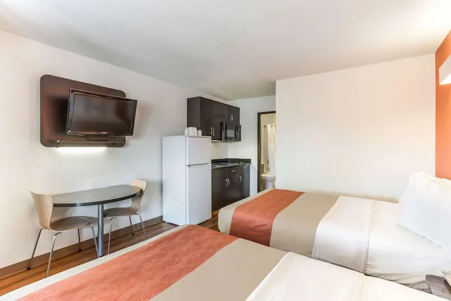 غرفة ديلوكس بسرير كوين بمطبخ، Motel6 Lethbridge Ab 2/4