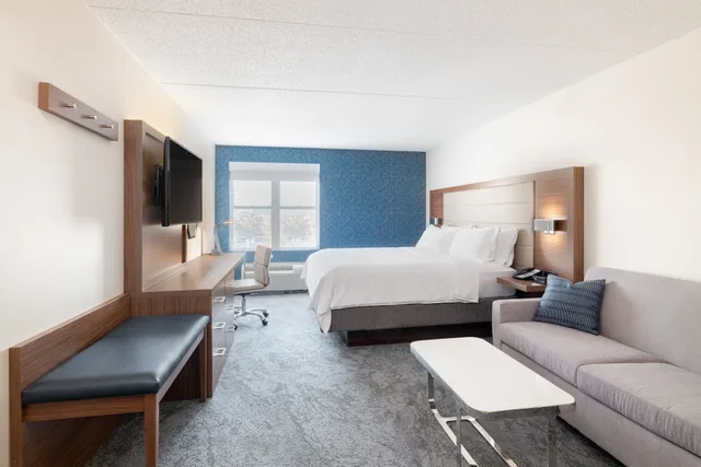 غرفة قياسية بسرير كينج مع أريكة، Holiday Inn Express & Suites Boston - Cambridge 2/3