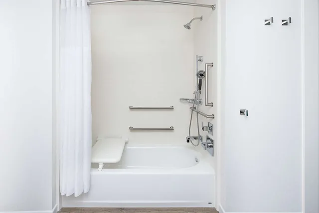 غرفة بسرير كينج بحوض استحمام لذوي الإعاقة، Hampton Inn and Suites San Diego Airport Liberty Station 4/4