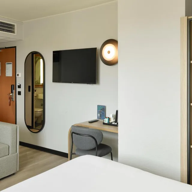 غرفة قياسية بسرير بطابقين وسرير كوين مع أريكة، Hotel Campanile Marne La Vallee Bussy Saint Georges 3/8