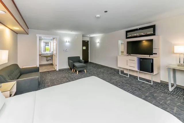 غرفة بسرير كوين لذوي الإعاقة، Quality Inn Sunshine Suites Terrace 3/8