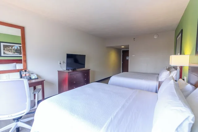 Standard, 2 Queen Beds, Central Building، Holiday Inn Express Guadalajara Aeropuerto an IHG Hotel 5/9