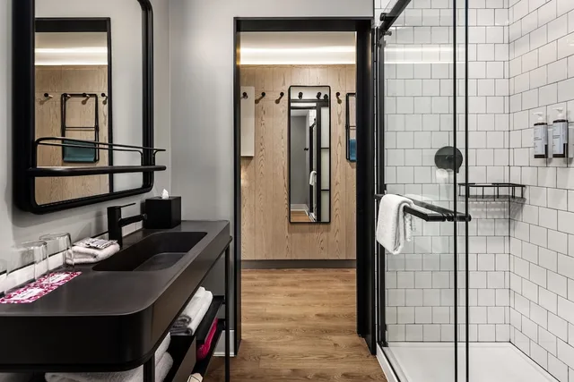 Room, King Bed, Moxy Madison Downtown 4/4