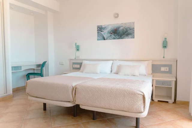غرفة بسريرين منفصلين بشرفة، Rosamar Ibiza Hotel 3/5