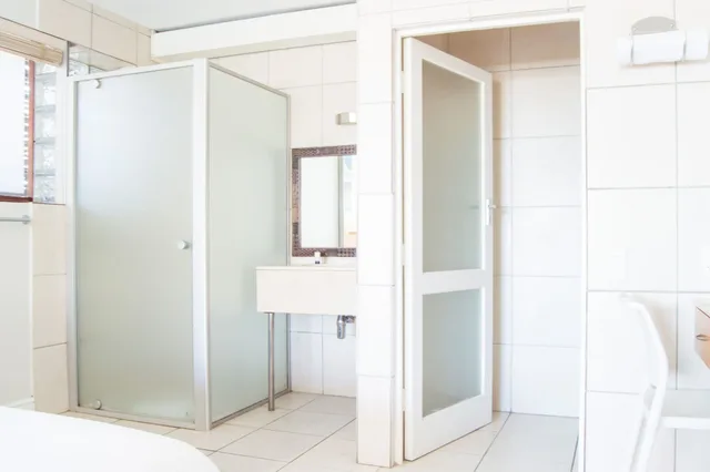 Beach, Club, Studio, King Bed, with Pool، Camps Bay Village 10/10