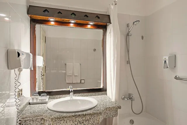 غرفة قياسية بسرير كينج بإطلالة على البحر، Arabella Azur Resort 6/7