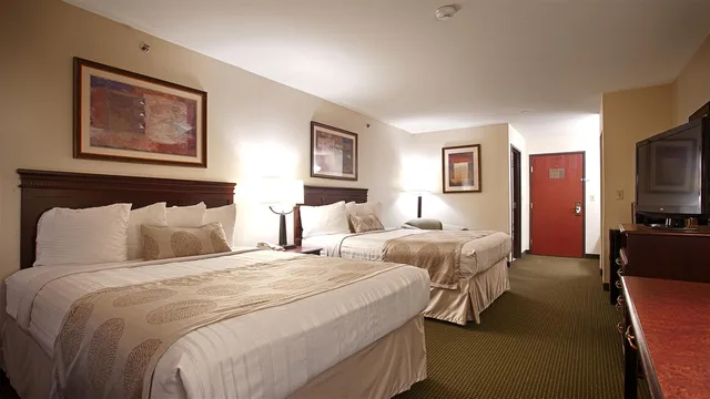 غرفة بسريرين كوين بحوض استحمام لذوي الإعاقة، Best Western Executive Inn Jacksonville TX 1/2