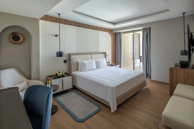 Superior, Double Bed, Rixos Premium Magawish Bay View 2/6